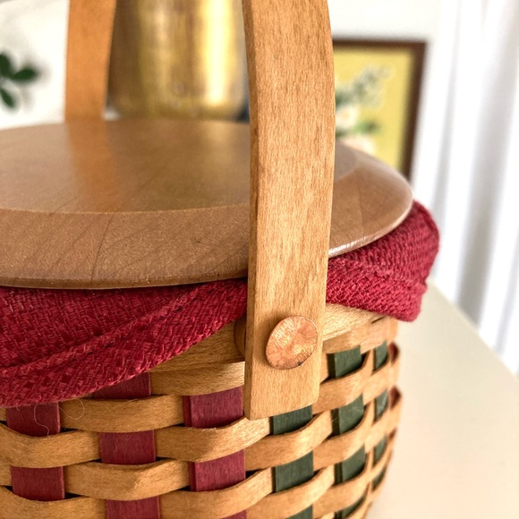 Signed 2003 LONGABERGER Caroling Basket w/ Woodcrafts Lid - Picture 6 of 10